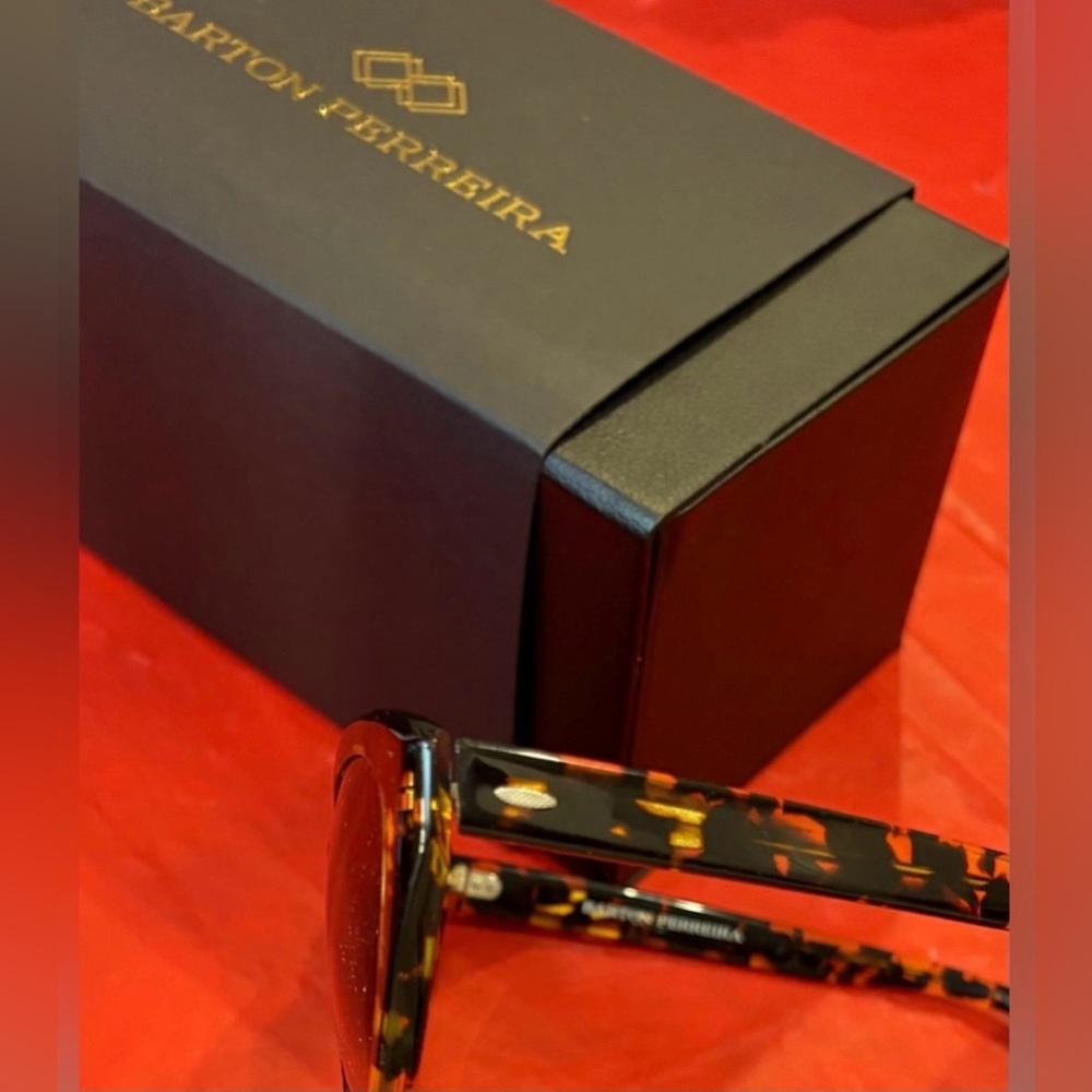 BARTON PERREIRA Tortoise Shell
Sunglasses Case & Magnetic closure w/Cardholder - Picture 11 of 15